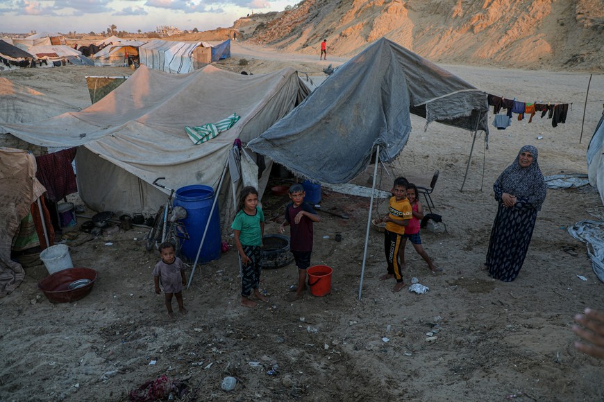 (251002) -- GAZA, 2 octubre, 2025 (Xinhua) -- Imagen del 30 de septiembre de 2025 de palestinos desplazados vistos en el campamento de refugiados de al-Nuseirat, en el centro de la Franja de Gaza. El ministro de Defensa israelí, Israel Katz, dijo el miércoles que las Fuerzas de Defensa de Israel están reforzando el asedio alrededor de la Ciudad de Gaza "en el camino a derrotar a Hamás". (Xinhua/Rizek Abdeljawad) (jg) (ah) (ce)