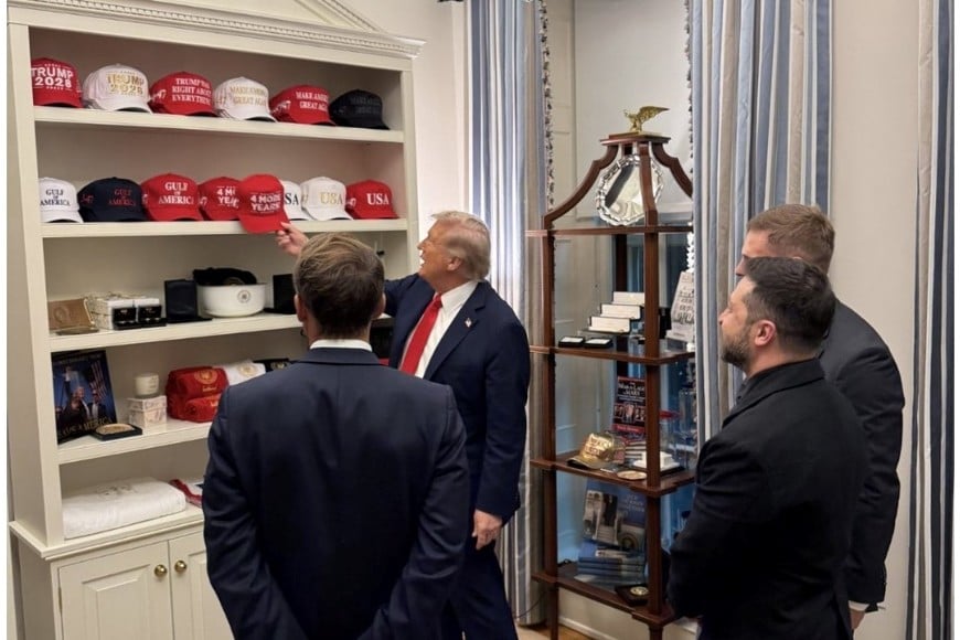 Trump le mostró sus gorras a Volodimir Zelensky, presidente de Ucrania, durante su reciente visita a la Casa Blanca.