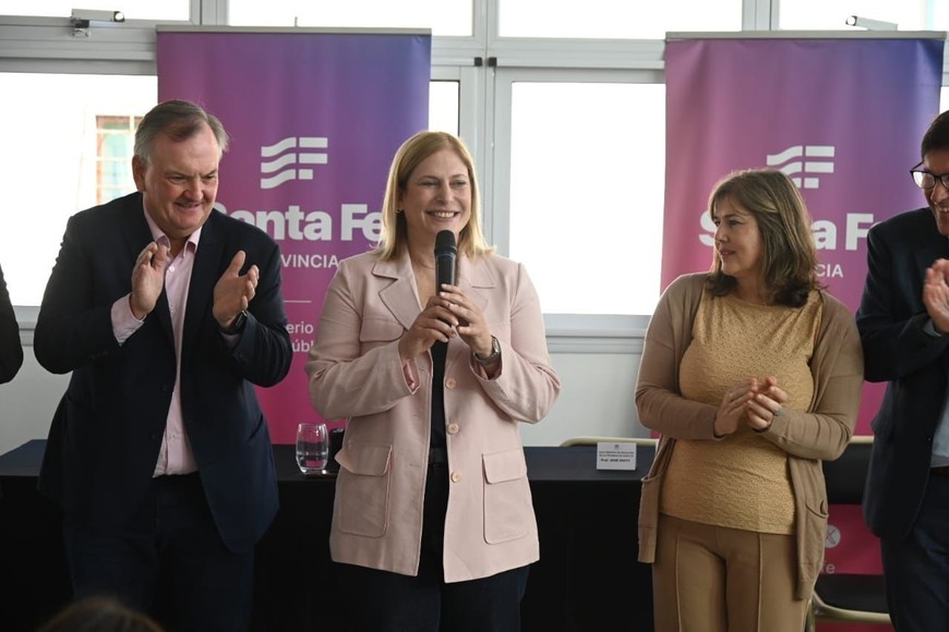 Scaglia, acompañada del senador Felipe Michlig y funcionarios provinciales y de la región, supervisó el avance de la obra de repavimentación de la Ruta 23.