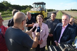 Scaglia, acompañada del senador Felipe Michlig y funcionarios provinciales y de la región, supervisó el avance de la obra de repavimentación de la Ruta 23.