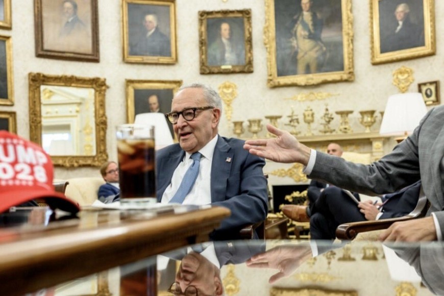 el líder de la minoría del Senado, Chuck Schumer y el líder de la minoría de la Cámara de Representantes, Hakeem Jeffries. Crédito: Truth Social