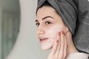 El aceite de avena puede incluirse en distintos pasos de la rutina de cuidado personal.