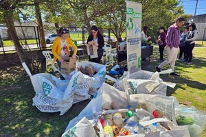 Todo el material será trasladado a una planta recicladora de la localidad de Totoras, que convertirá el plástico en objetos útiles, como palas y baldes. El cartón se reciclará como papel, el vidrio irá a una embotelladora y el metal se destinará a fundición.