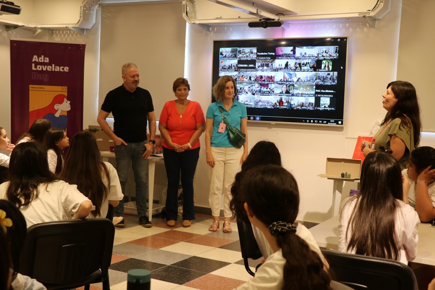 Adrián Bonibardi, Marta Paris y Érica Hynes dieron la bienvenida a las chicas. De fondo, por videoconferencia saludaban niñas de México, Guatemala, Perú, entre otros países.