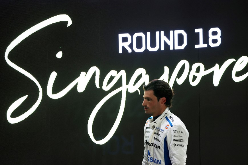 Formula One F1 - Singapore Grand Prix - Marina Bay Street Circuit, Singapore - October 4, 2025
Williams' Carlos Sainz Jr. looks dejected after being eliminated during qualifying Pool via REUTERS/Fazry Ismail