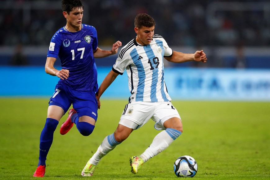 Soccer Football - FIFA U20 World Cup Argentina 2023 - Group A - Argentina v Uzbekistan - Estadio Unico Madre de Ciudades, Santiago del Estero, Argentina - May 20, 2023
Argentina's Nicolas Claa in action with Uzbekistan's Shakhzod Akromov REUTERS/Agustin Marcarian