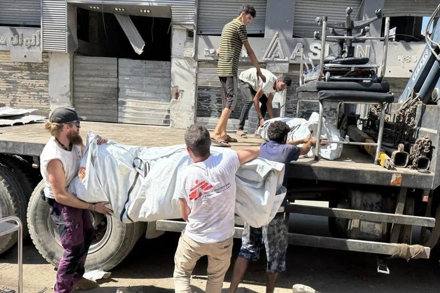 Acosados por las fuerzas israelías, personal de Médicos sin Fronteras desarma y se lleva los enseres de un centro de salud donde brindaban atención médica y de enfermería en la ciudad de Gaza.