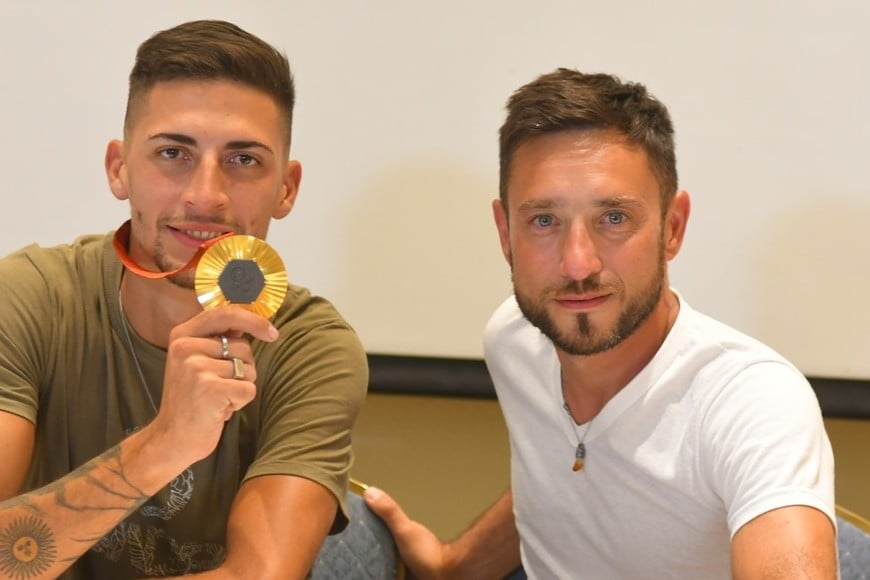 El guerrero y su maestro. Brian Lionel Impellizzeri posando junto a su entrenador, Martín Arroyo, en una producción especial para El Litoral en diciembre del año 2024. Hace algunas horas, el rosarino se consolidó como bicampeón del mundo de salto en largo. Foto: Manuel Fabatía.