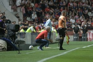 Leo Madelón habló luego de la derrota ante Aldosivi. Foto: Manuel Fabatía.