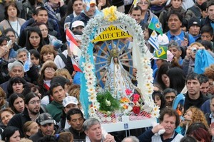Peregrinos recorren los 60 kilómetros a la Basílica de Luján. Crédito: Gentileza.