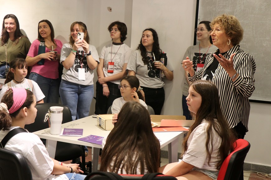La profesora Stela Ricotti recibió un reconocimiento de la FIQ. Y llevó una sorpresa al evento: viejas "tarjetas de programación" en homenaje a Ada Lovelace.