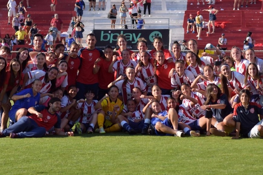 El festejo de todo el plantel. Crédito: Prensa Unión