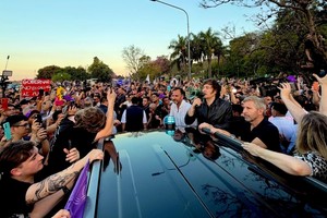 Sin bajarse de la camioneta, Milei recorrió la costanera de Paraná en el marco de la campaña electoral.