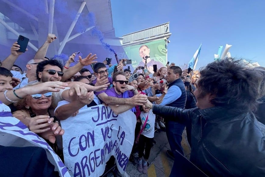 Milei saludó a militantes en Santa Fe y pidió acompañamiento para consolidar el cambio. Foto: Gentileza