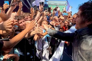 Milei saludó a militantes en Santa Fe y pidió acompañamiento para consolidar el cambio. Foto: Gentileza