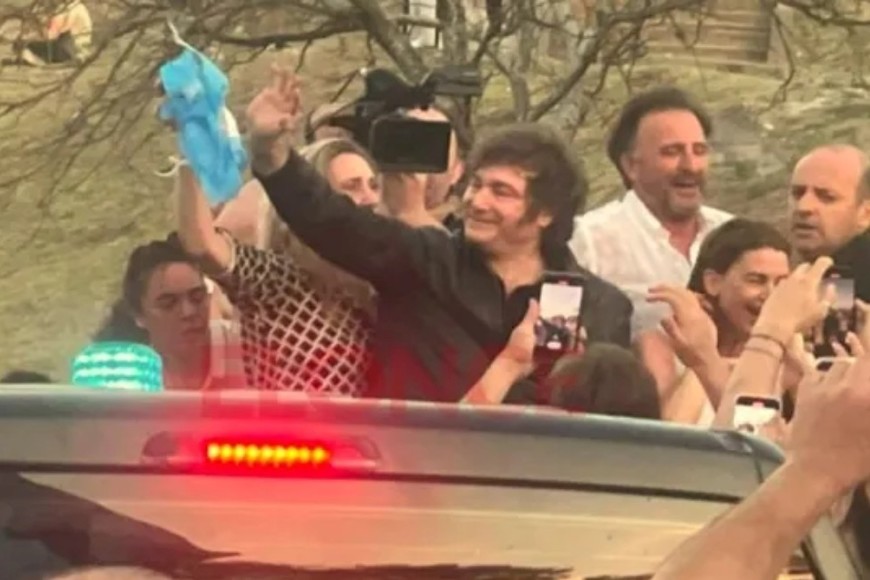 Sin bajarse de la camioneta, Milei recorrió la costanera de Paraná en el marco de la campaña electoral.