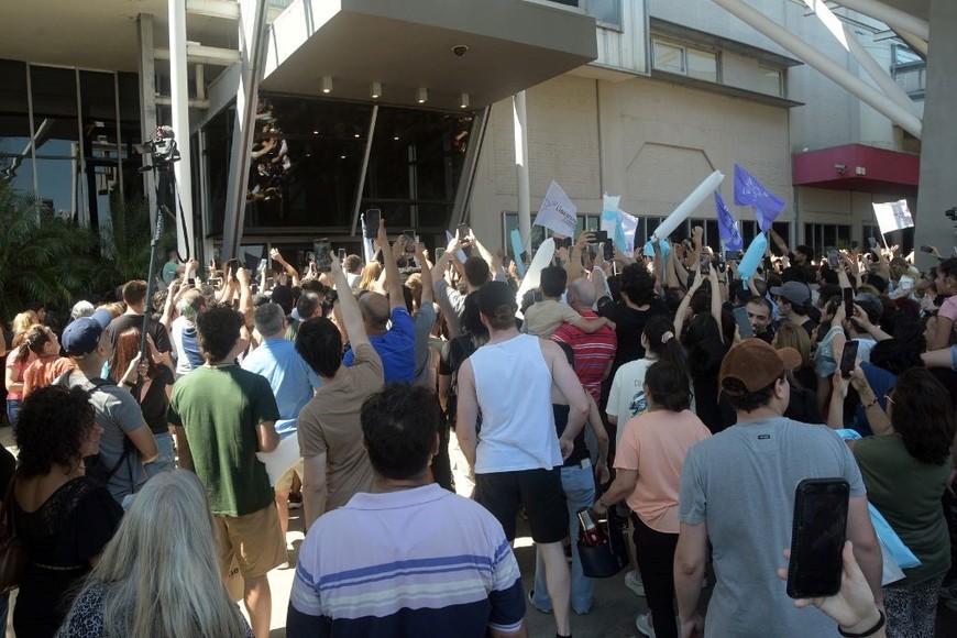 Unos 400 simpatizantes se acercaron al Puerto de Santa Fe, bajo un estricto operativo de Gendarmería y Prefectura. Foto: Guillermo Di Salvatore