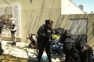 El momento de las detenciones por parte de la Federal y Prefectura. Crédito: Gustavo Aquino