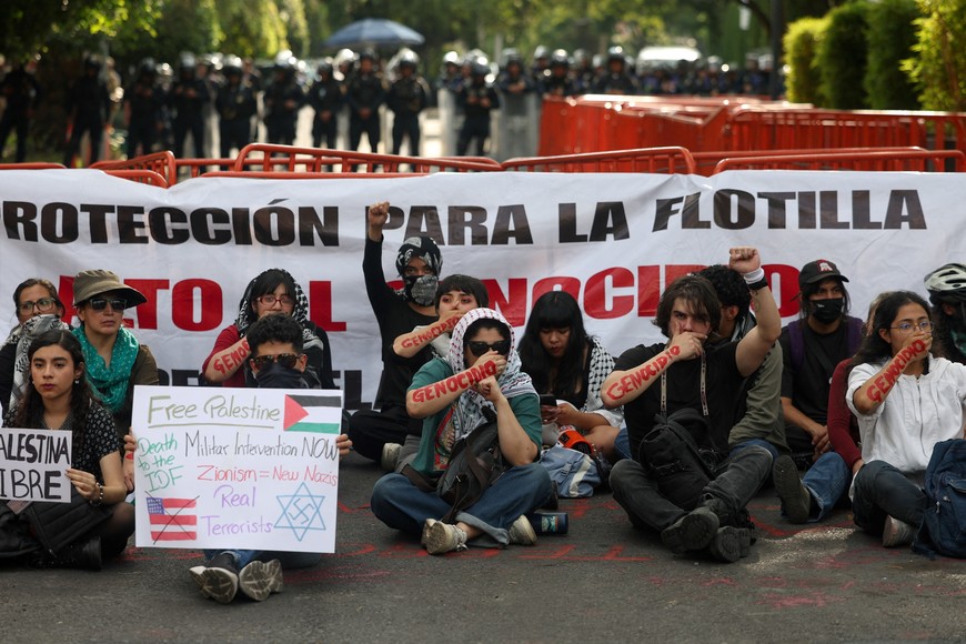 Demonstrators take part in a pro-Palestinian protest after Israel forces intercepted some of the vessels of the Global Sumud Flotilla aiming to reach Gaza and break Israel's naval blockade, outside of the Israeli embassy in Mexico City, Mexico October 3, 2025. REUTERS/Henry Romero