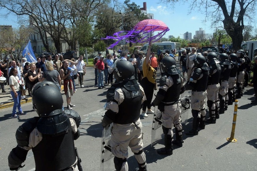 Móviles y efectivos de Prefectura Naval Argentina custodiaron la llegada de la comitiva presidencial al Puerto. Foto: Guillermo Di Salvatore