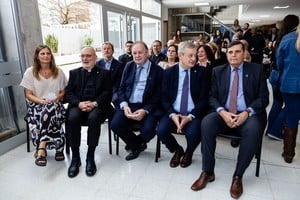 Autoridades de la UCSF, María Laura Ocampo (delegada del Rector), José Luis Ayala (vicerrector de Formación), Guillermo Kerz (vicerrector Académico), Eugenio Martín De Palma (rector) y Armando De Feo (presidente del Directorio).
