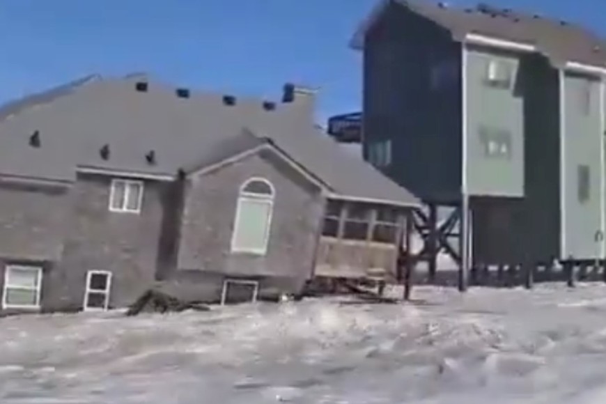 Ocho viviendas construidas sobre pilotes en la playa colapsaron