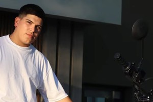 Se alimenta por sus propios medios y recibe soporte nutricional