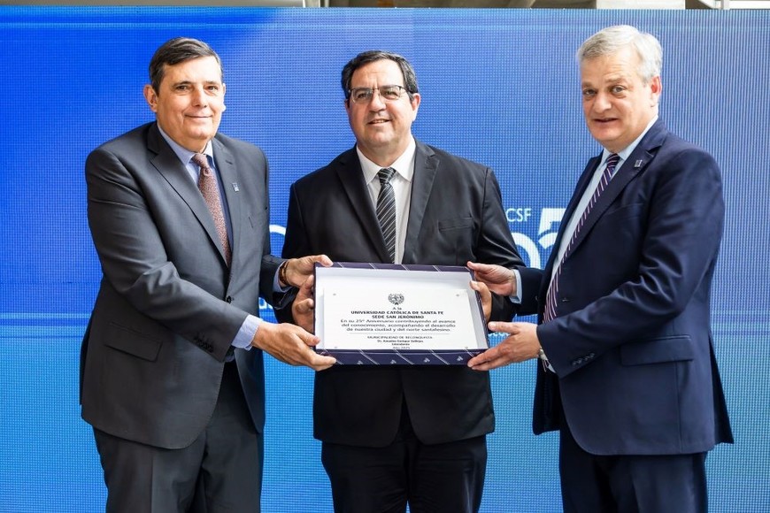 Entrega de placa recordatorio del intendente de Reconquista, Amadeo Vallejos a las autoridades de la UCSF.