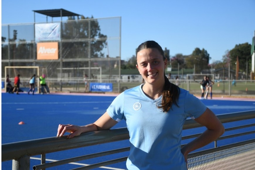 Siempre positiva y mirando hacia adelante. Así es Stefi Antoniazzi, y tratará de inculcarle esos valores a las nenas y nenes que concurrirán a la clínica de hockey el 18 de octubre en El Quillá.  Foto: Manuel Fabatía