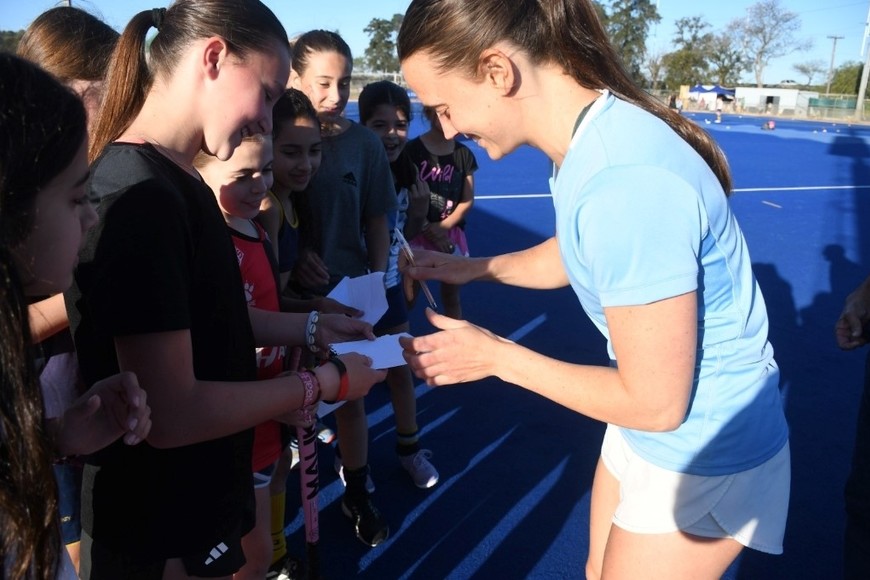 De la bocha a los sueños: firma autógrafos en su estadio, rodeada de chicas. Foto: Manuel Fabatía