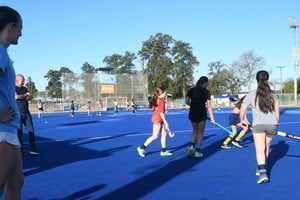 Un cumple muy especial. El sábado 18 de octubre, Stefi cumplirá 26 años y lo festejará haciendo lo que más le gusta: jugar, disfrutar y enseñar mientras se divierte junto a niñas y niños que como lo hizo ella, quieren empezar a practicar hockey desde chiquita. Ese día se realizará una clínica de hockey en El Quillá y Stefi Antoniazzi será la anfitriona y quien dictará las clases.  Foto: Manuel Fabatía