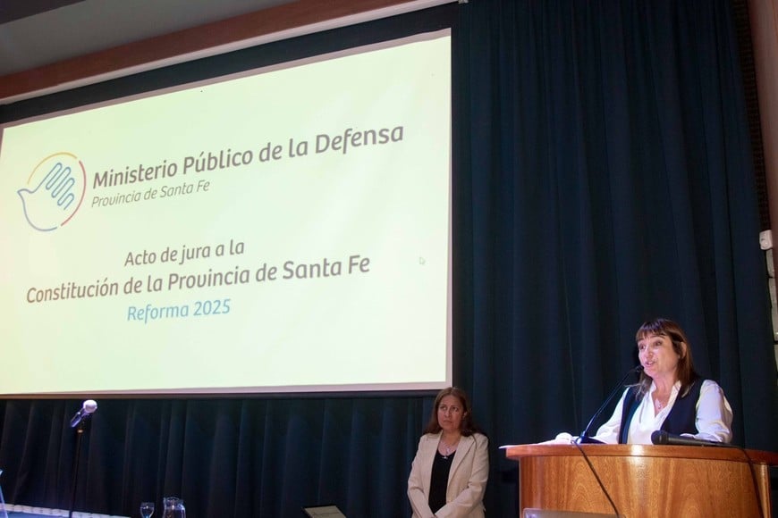 La Defensora General del Ministerio Público de la Defensa de la provincia de Santa Fe, Dra. Estrella Jorgelina Moreno Robinson, encabezó el viernes 3 de octubre en la ciudad de Rosario el acto de jura a la nueva Constitución Provincial