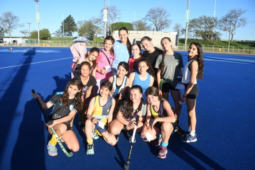 Un cumple muy especial. El sábado 18 de octubre, Stefi cumplirá 26 años y lo festejará haciendo lo que más le gusta: jugar, disfrutar y enseñar mientras se divierte junto a niñas y niños que como lo hizo ella, quieren empezar a practicar hockey desde chiquita. Ese día se realizará una clínica de hockey en El Quillá y Stefi Antoniazzi será la anfitriona y quien dictará las clases. Foto: Manuel Fabatía