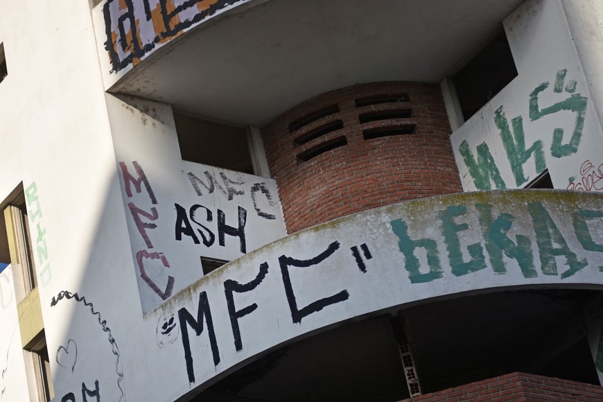 Basura y abandono en la esquina de 9 de Julio y Suipacha.