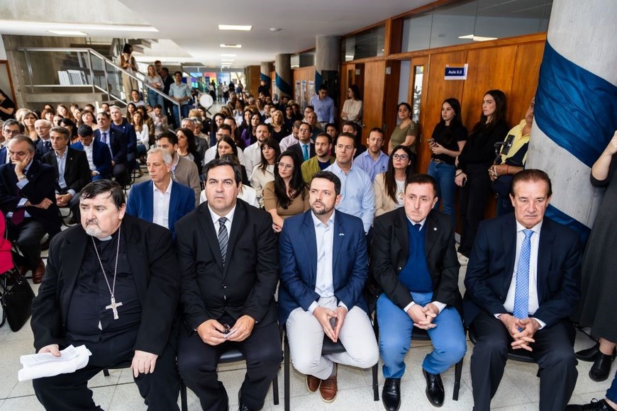 Mons. Ángel Macin (obispo de Reconquista), Amadeo Vallejos (intendente Reconquista), Gonzalo Braidot (intendente Avellaneda), Aldo Alurralde (juez federal) Orfilio Marcón (senador General Obligado).