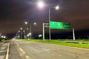 El corredor vial ahora cuenta con luces en gran parte de su recorrido.