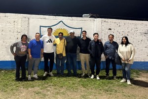 Directivos de la Liga Santafesina e integrantes de la Comisión directiva de Nuevo Horizonte compartieron un grato momento en la recorrida por la institución turquesa.