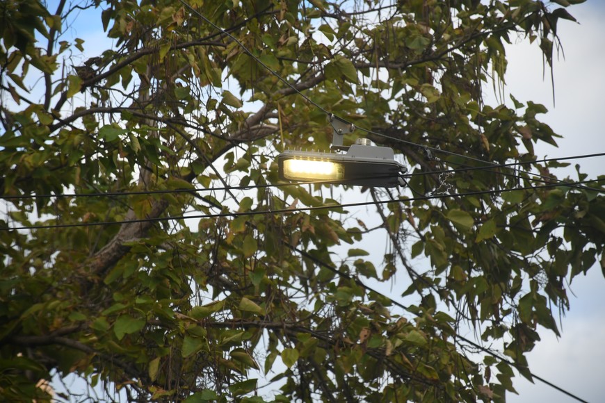 Luminarias LED reemplazarán las antiguas luces amarillas en toda la ciudad. Crédito: Flavio Raina.