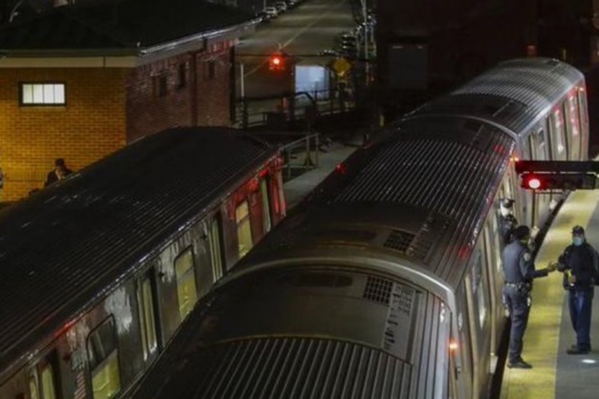 El desafío consiste en subirse al techo o colgarse de los costados de la formación en marcha.