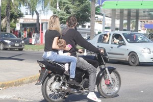 “Completito”. Sin casco, sin chapa patente y con una niña en brazos.