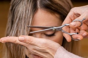 Capas suaves y movimiento natural en el cabello corto y medio.