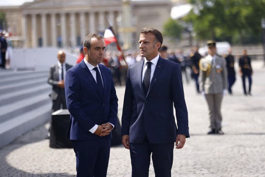Sébastien Lecornu, junto al presidente Emmanuel Macron,  Foto: Reuters.