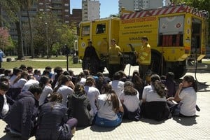Jóvenes interactúan con el equipo de Protección Civil y bomberos voluntarios.