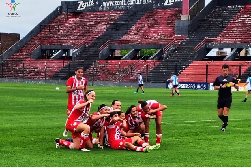 Gol y festejo. En el estadio de Patronato, Unión ganó y sueña con el campeonato.