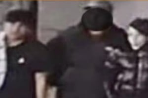 Una cámara de seguridad captó a Lara y “Pequeño J” caminando por Flores el 6 de septiembre.