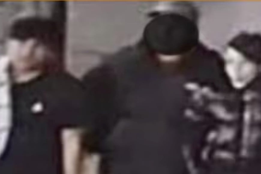 Una cámara de seguridad captó a Lara y “Pequeño J” caminando por Flores el 6 de septiembre.
