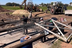 En los últimos días, comenzaron los trabajos de construcción de las bases del tanque elevado, una etapa clave dentro del plan integral de provisión de agua segura para la comunidad.