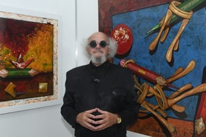 El artista y su obra, en una muestra que repasa varias de sus etapas creativas. Foto: Carolina Niklison