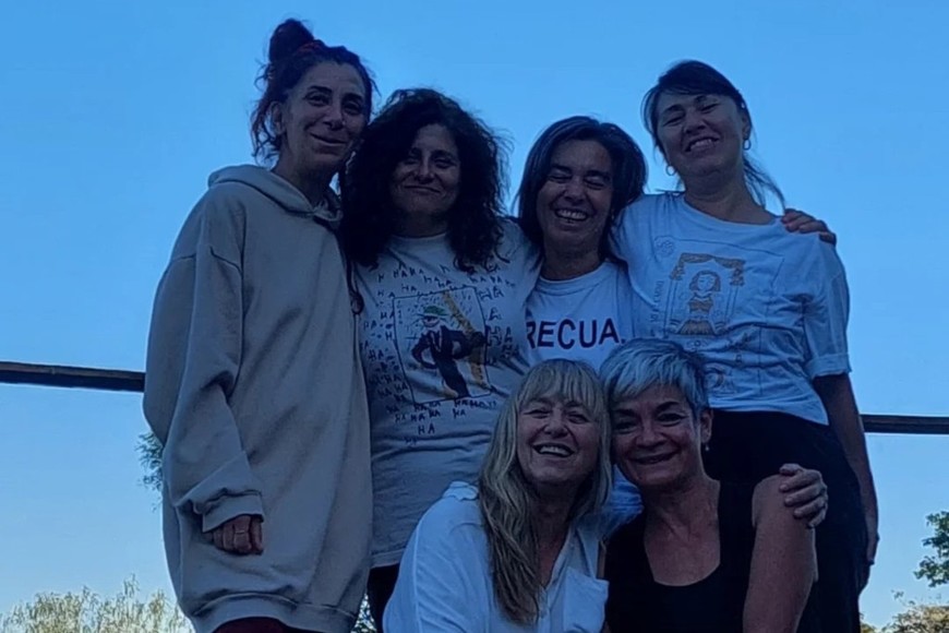 Grupo Recua 2025: Recua 2025: María Laura Varela, Marisa Guadalupe Hernández, Fabiana Sinchi y Patricia Lucía Álvarez (de pie); Patricia Pieragostini y Claudia “Negra” Correa (abajo).