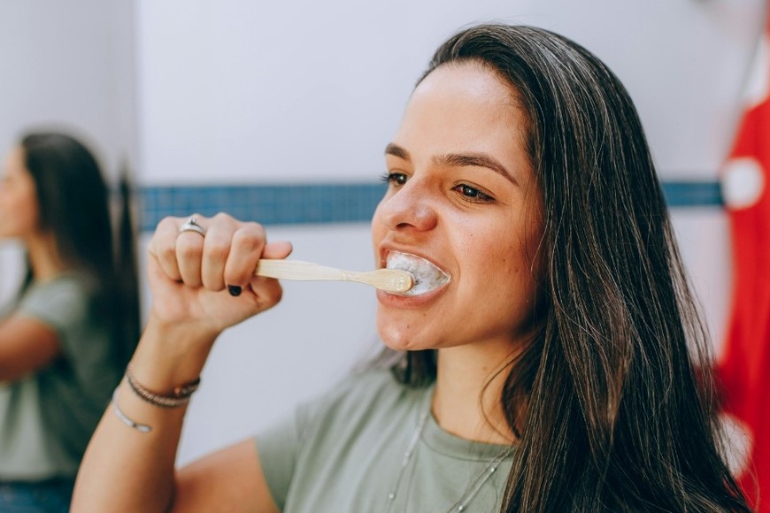 Adoptar ciertos hábitos puede ayudar a prevenir manchas y daños en el esmalte